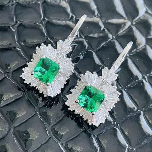 🎉Sold🎉 Synthetic Emerald Cubic Zirconia Sterling Silver Lever back Earrings - Picture 3 of 7